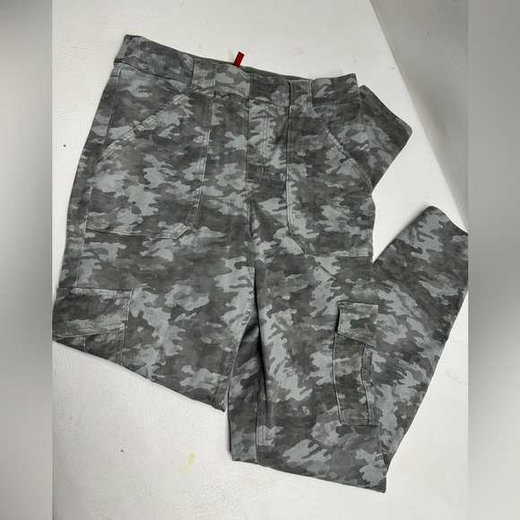 SPANX CAMO CARGO PANTS SIZE XL - Picture 4 of 11